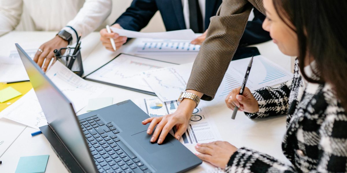 Effective Excel courses integrate real-world projects, allowing learners to apply skills in a collaborative business context.