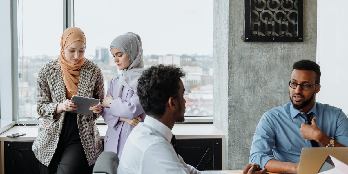 HBS Online emphasizes active participation and peer discussion in a cohort model, mirroring real business scenarios.