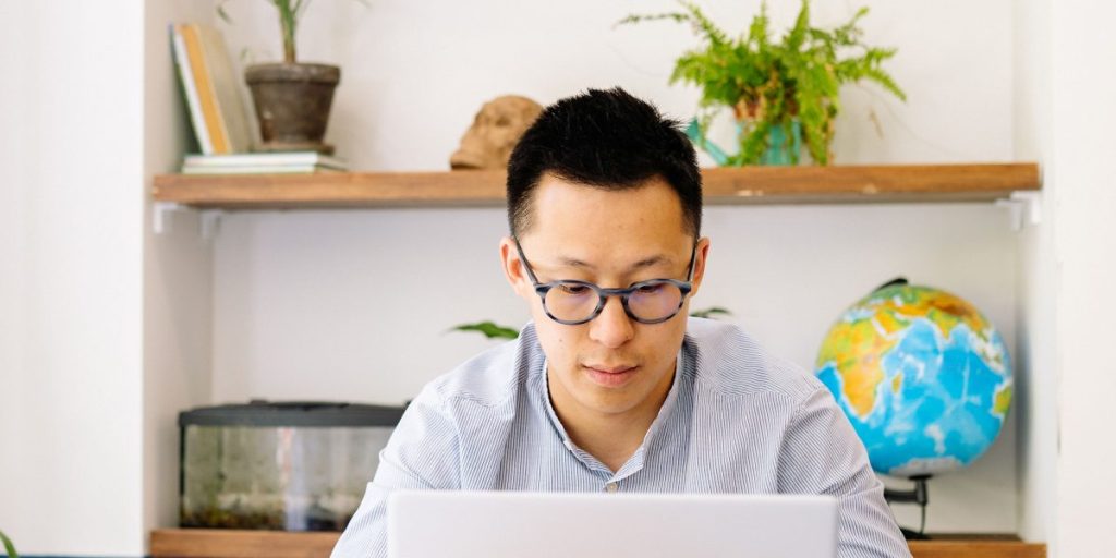 How to Pick the Right Online Business Degree in 2026